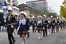Auftakt_2023_2024_2023-11-11-_ 0004 Jeckes Treiben auf dem Burgplatz - Nach einem kleine Umzug über die Königstraße in Duisburgs City eröffnete der Hauptausschuss Duisburger Karneval am Elften im...